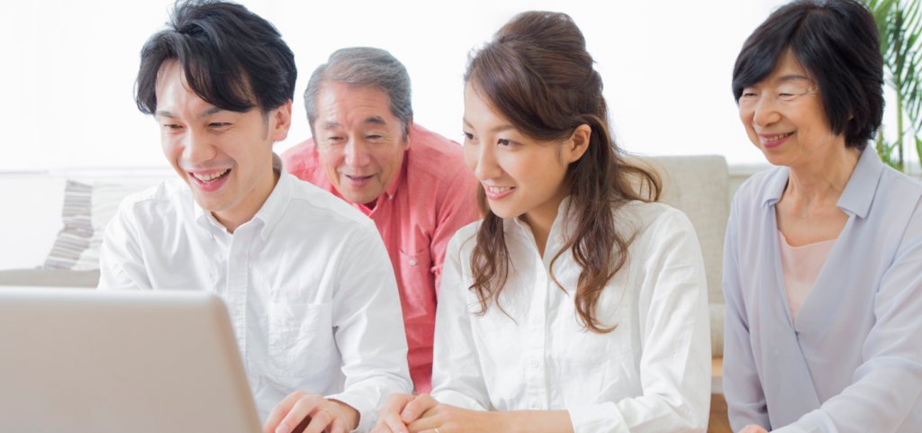 家族でノートパソコンを見ている