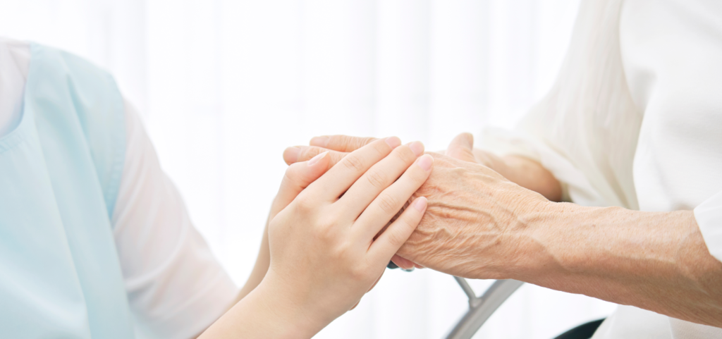 介護士と利用者の握手