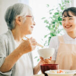 介護食を食べせている介護士