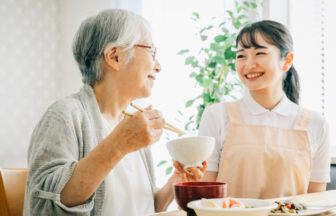 介護食を食べせている介護士