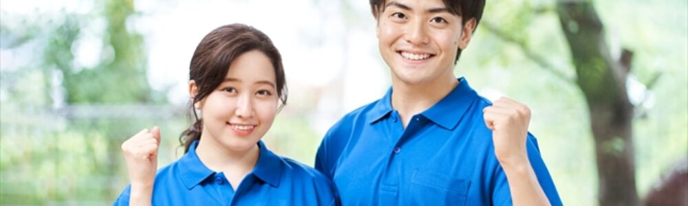 ガッツポーズをしている介護士二人組