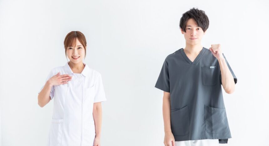 二人の介護士が微笑んでいる