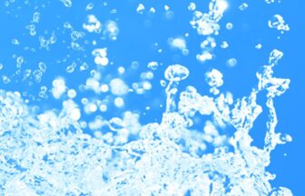 水がはじけている