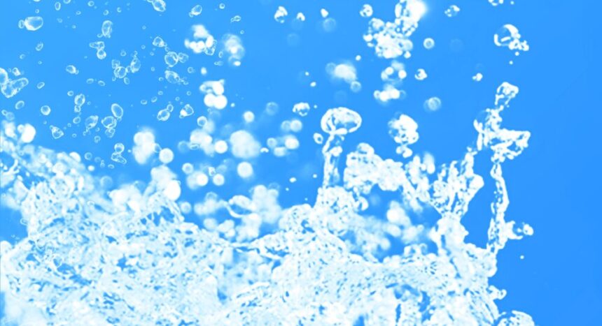 水がはじけている